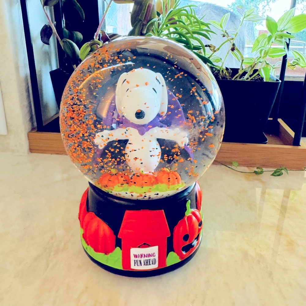 Peanuts Snoopy Halloween Dracula Musical Snow Globe. New.
